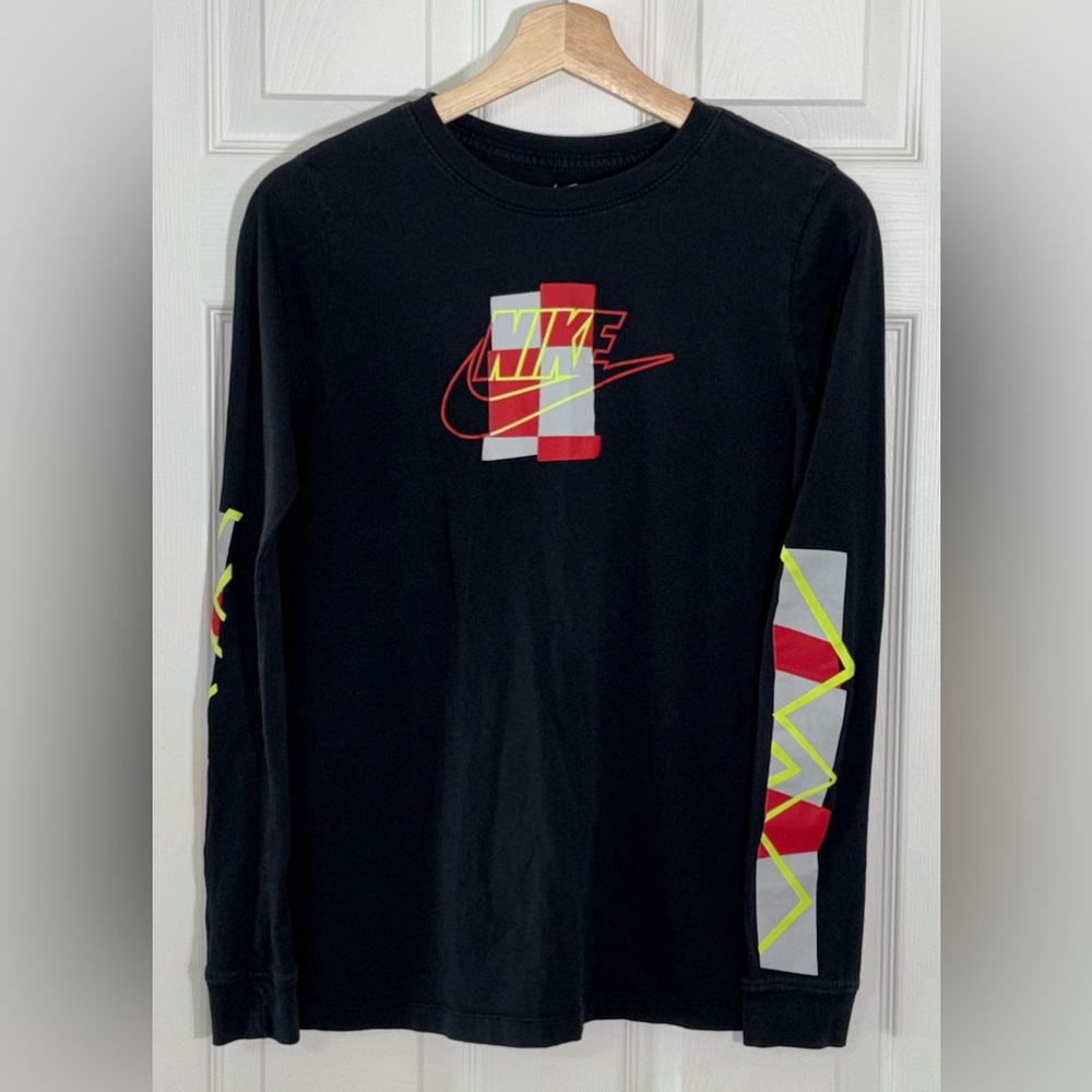 Nike Boys Long Sleeve Graphic Tee Shirt Youth XL Black Athletic Logo